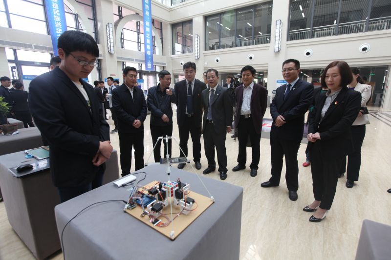 與會領導參觀科技作品展