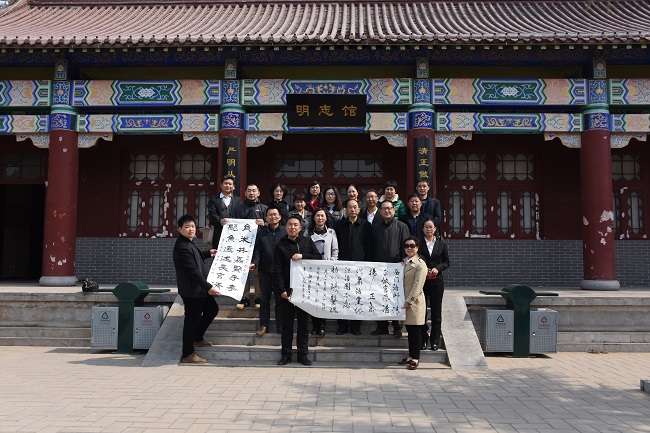 我院向展館贈送書法作品