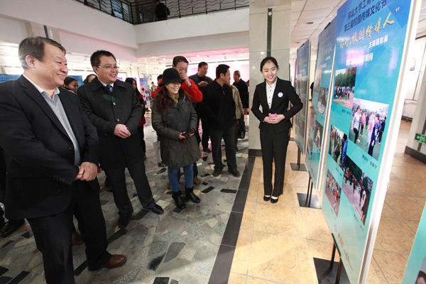 傳媒文化節-與會領導參觀“你好,校園傳媒人”攝影展