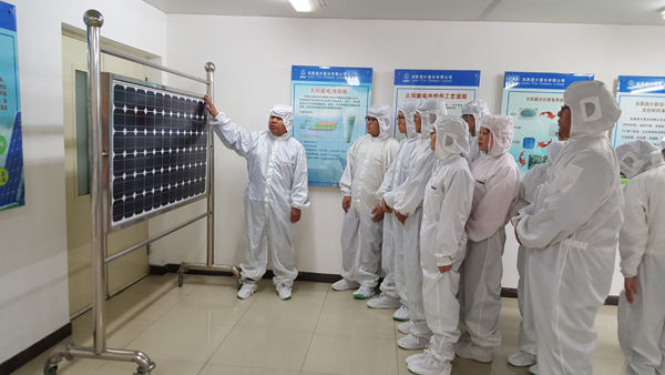 圖為參觀光伏背板生產(chǎn)線