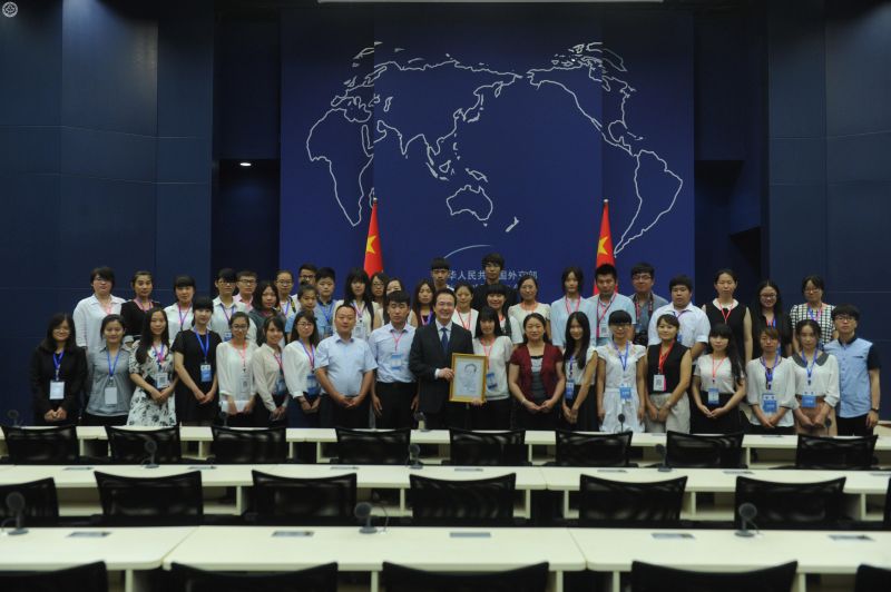 圖四:外交部新聞司副司長、外交部新聞發言人洪磊與參訪團合影