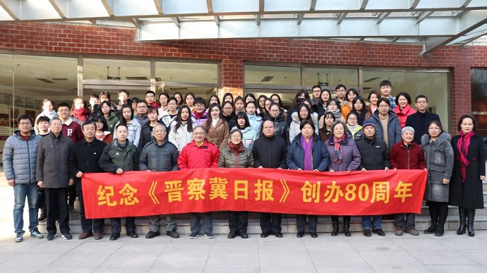 圖為與會嘉賓與師生合影