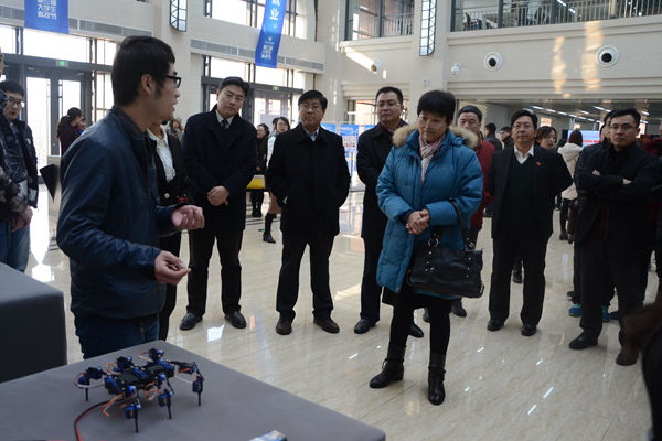 與會領導觀看科技作品展