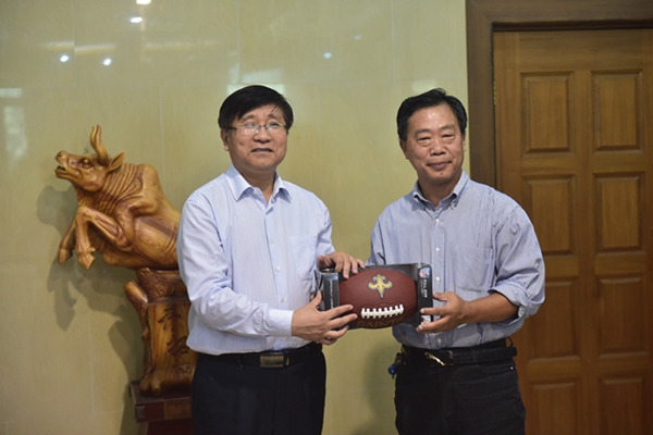 楊學(xué)新副校長(zhǎng)與中方院長(zhǎng)溫榮耀教授合影