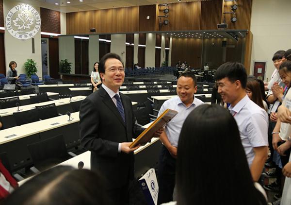 圖一:外交部新聞司副司長、外交部新聞發言人洪磊與大家親切交談